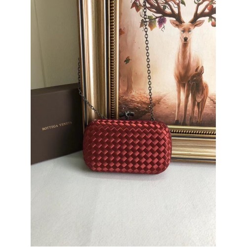 BOTTEGA VENETA Geknoopte satijnen clutch met slangenleer 62548 Burgundy