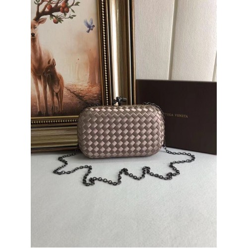 BOTTEGA VENETA Geknoopte satijnen clutch met slangenleer 62548 abrikoos