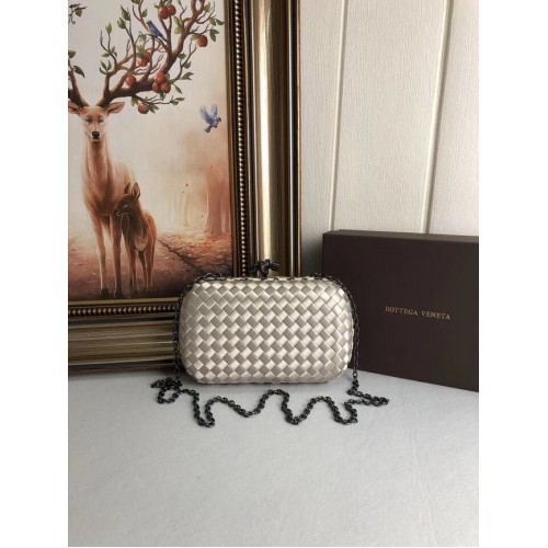 BOTTEGA VENETA Geknoopte satijnen clutch met slangenleer 62548 beige