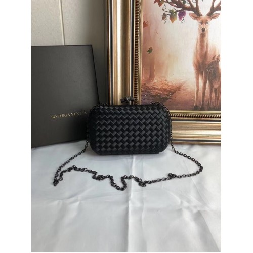 BOTTEGA VENETA Geknoopte satijnen clutch met slangenleer 62548 zwart