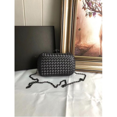 BOTTEGA VENETA Geknoopte satijnen clutch met slangenleer 62548 donkergrijs