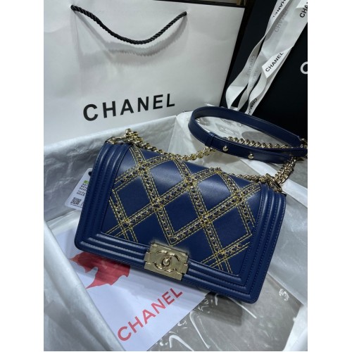 BOY CHANEL Handtas van verfrommeld kalfsleer Goudkleurig metaal A67086 donkerblauw