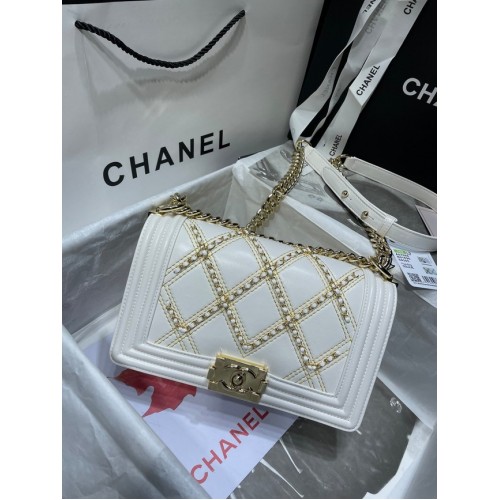 BOY CHANEL handtas verfrommeld kalfsleer goudkleurig metaal A67086 wit