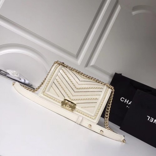 BOY CHANEL handtas verfrommeld kalfsleer goudkleurig metaal A67086 wit