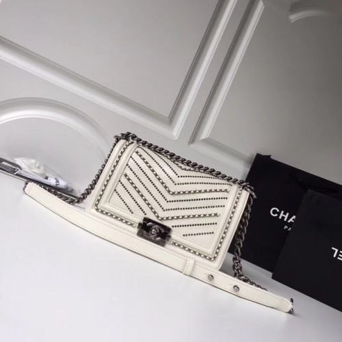 BOY CHANEL handtas verfrommeld kalfsleer zilverkleurig metaal A67086 wit