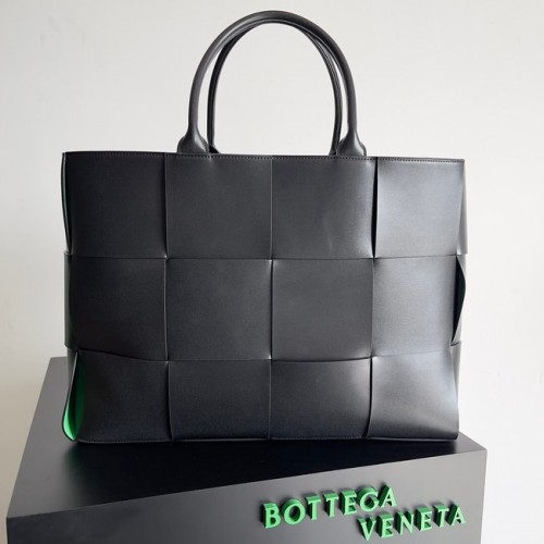 Bottega Veneta ARCO TOTE Large intrecciato draagtas van generfd leer 652868 zwart