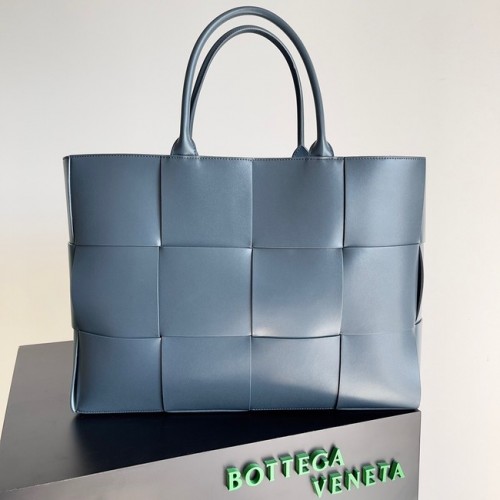 Bottega Veneta ARCO TOTE Large intrecciato draagtas van generfd leer 652868 blauw