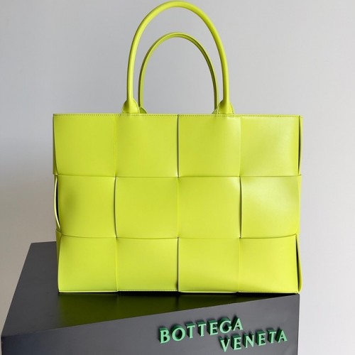 Bottega Veneta ARCO TOTE Large intrecciato draagtas van generfd leer 652868 geel