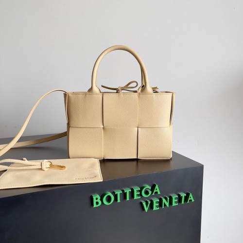 Bottega Veneta ARCO TOTE Kleine draagtas van generfd generfd leer 709337 Porridge