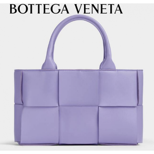 Bottega Veneta ARCO TOTE Kleine draagtas van generfd generfd leer 709337 Wisteria