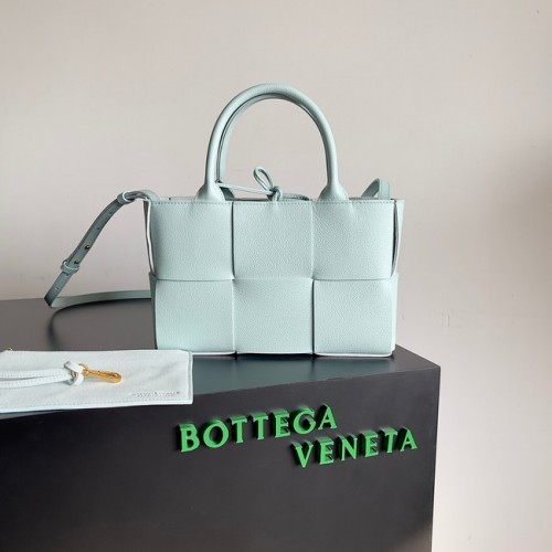 Bottega Veneta ARCO TOTE Kleine gevlochten generfd lederen draagtas 709337 lichtblauw
