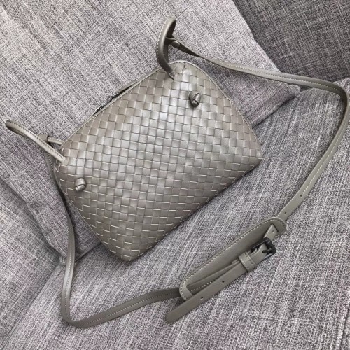 Bottega Veneta Bicolors Intrecciato Nappa Cross Body Bag BV9610 grijs