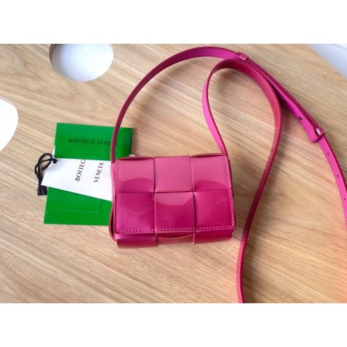 Bottega Veneta CASSETTE Mini crossbodytas van gevlochten leer met textuur 666688 roze