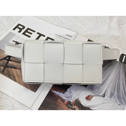 Bottega Veneta CASSETTE Mini Intreccio leren heuptas 651053 MIRTH WASHED