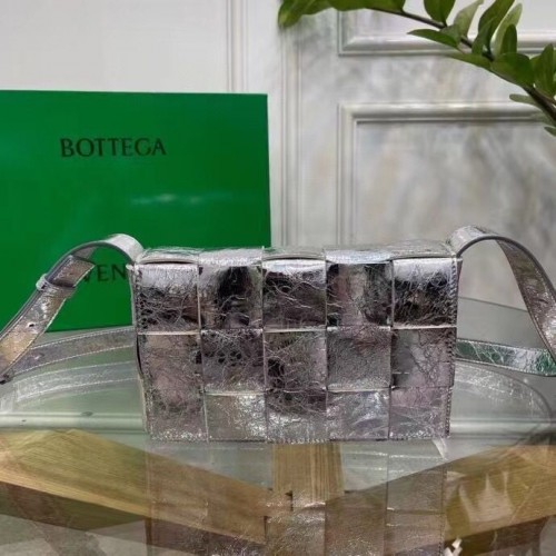 Bottega Veneta CASSETTE origineel leer 666870 zilver