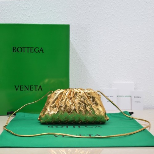 Bottega Veneta Mini intrecciato lederen clutch met riem 585852 goud