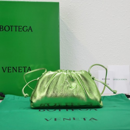 Bottega Veneta Mini intrecciato lederen clutch met riem 585852 groen