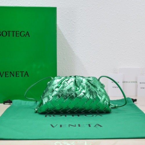 Bottega Veneta Mini intrecciato lederen clutch met riem 585852 groen