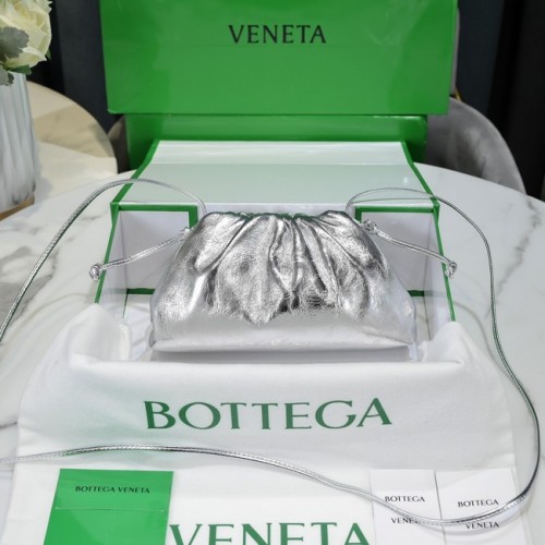 Bottega Veneta Mini intrecciato lederen clutch met riem 585852 zilver