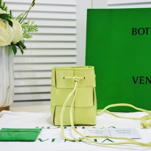 Bottega Veneta Mini intreccio leren crossbody bucket bag 680217 Glinsterend groen