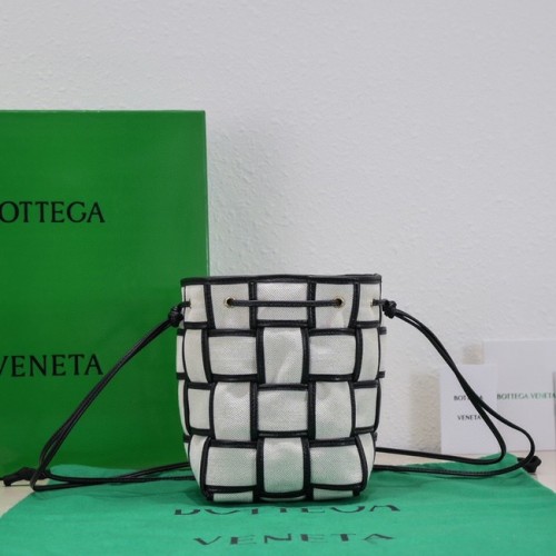 Bottega Veneta Mini intreccio leren crossbody bucket bag 680217 Naturel&zwart