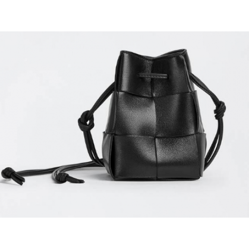 Bottega Veneta Mini Intreccio leren crossbody bucket bag 680217 zwart