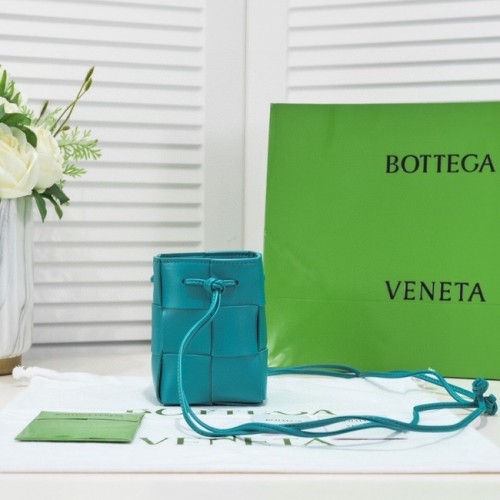 Bottega Veneta Mini Intreccio leren crossbody bucket bag 680217 hemelsblauw