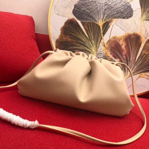 Bottega Veneta Nappa lamsleer zachte schoudertas 9722 Nude