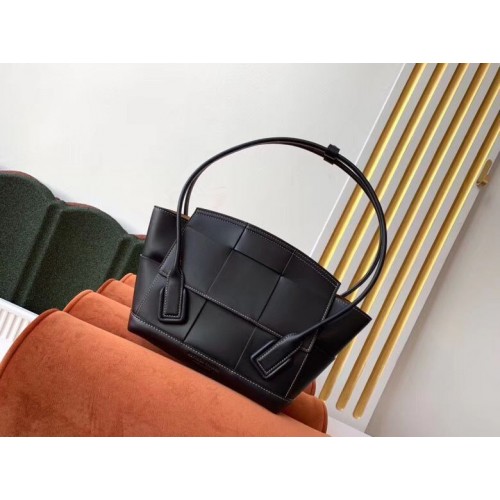 Bottega Veneta Original Weave Leather Arco Top Handle Bag 70013 Zwart