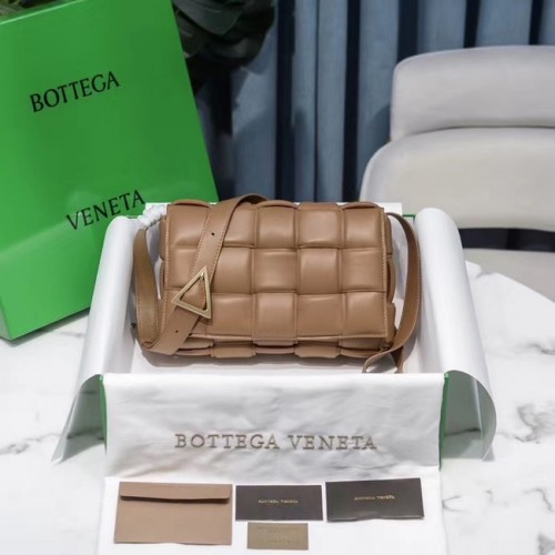 Bottega Veneta GEVOERDE CASSETTETAS 591970 Sandelhout