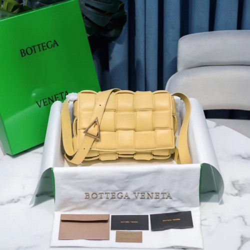 Bottega Veneta GEVOERDE CASSETTETAS 591970 GEEL