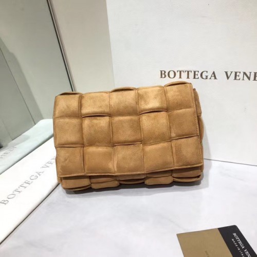 Bottega Veneta GEVOERDE CASSETTETAS suède 591970 bruin