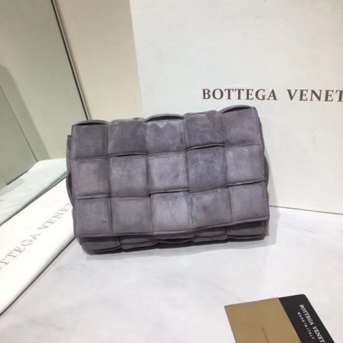 Bottega Veneta GEVOERDE CASSETTETAS suède 591970 grijs