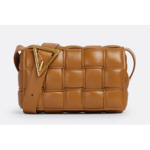 Bottega Veneta kleine gevoerde cassette 717506 Camel