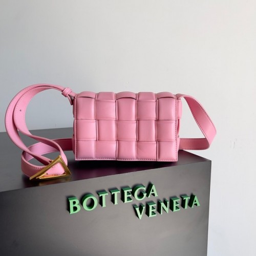 Bottega Veneta kleine gevoerde cassette 717506 roze