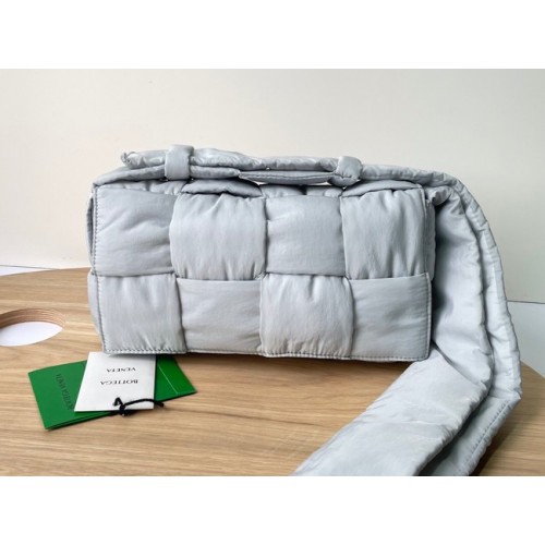 Bottega Veneta nylon 591977 lichtgrijs