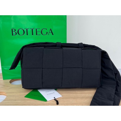 Bottega Veneta nylon schoudertas 591977 zwart&groen