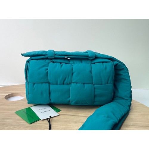 Bottega Veneta nylon schoudertas 591977 blauw