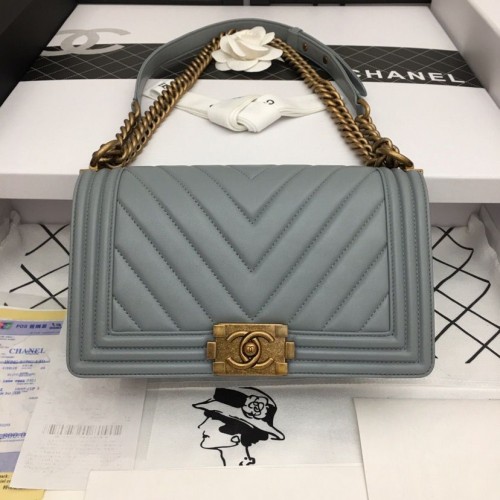 Boy Chanel Flap Bag Origineel Chevron Leer Grijs A67086V Bronzen Gesp