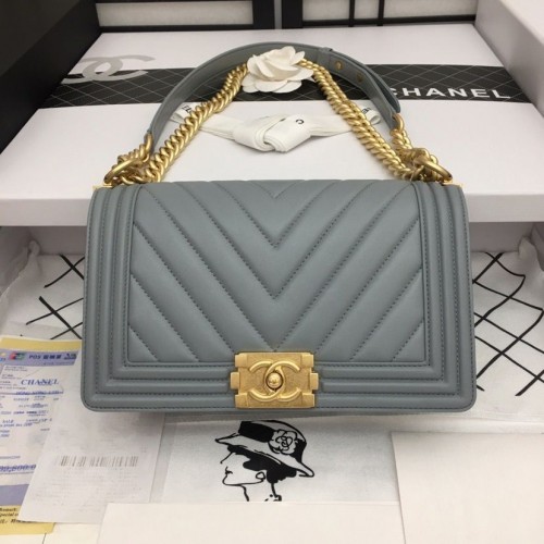 Boy Chanel Flap Bag Origineel Chevron Leer Grijs A67086V Frosted Gouden Gesp