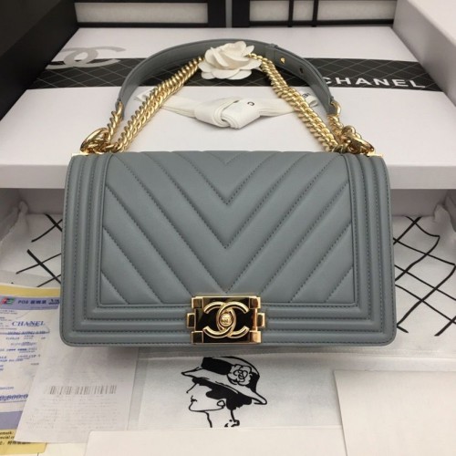 Boy Chanel Flap Bag Origineel Chevron Leer Grijs A67086V Gouden Gesp
