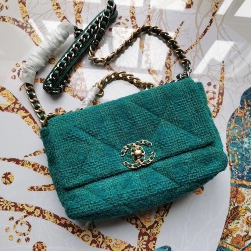 CHANEL 19 Flap Bag AS1160 groen