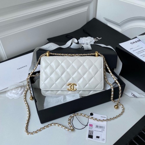 CHANEL schoudertas met klep van lamsleer AP2289 wit