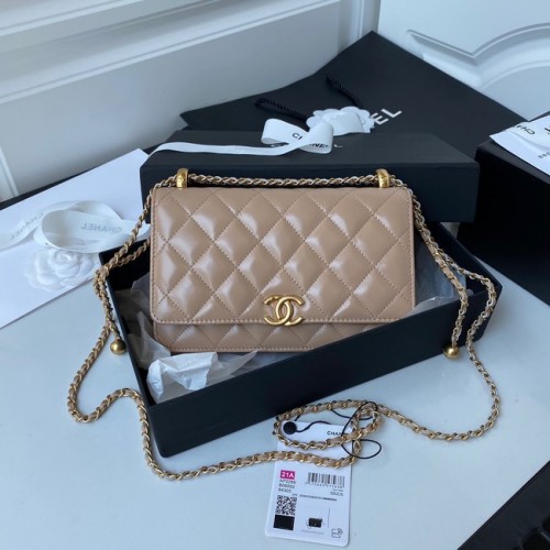 CHANEL Schoudertas met klep van lamsleer AP2289 Abrikoos