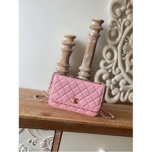 CHANEL PORTEMONNEE AAN KETTING Lamsleer goudkleurig metaal 88632 roze