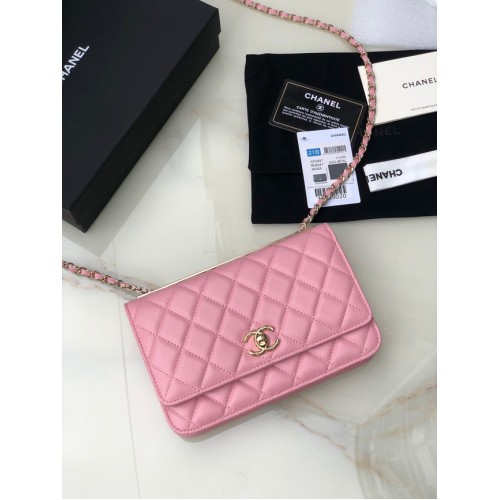 CHANEL PORTEMONNEE AAN KETTING Lamsleer licht goudkleurig metaal 80892 roze