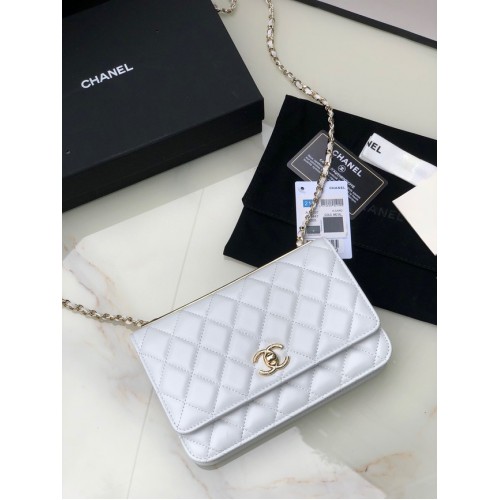 CHANEL PORTEMONNEE AAN KETTING Lamsleer licht goudkleurig metaal 80892 wit