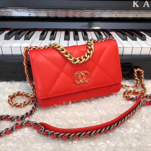 Chanel 19 klassieke portemonnee van schapenleer met ketting AP0957 oranje rood goudkleurig metaal