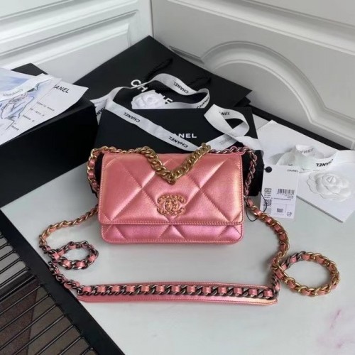 Chanel 19 Iridescent Calfskin Chain Portemonnee AP0957 roze