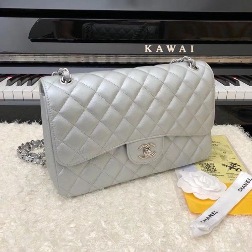 Chanel 2.55 Series Flap Bag Leer A1112CF zilverkleurig